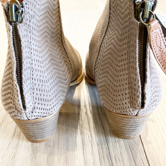 NWOB Dingo Kuster Taupe Suede Western Booties - Picture 9 of 15